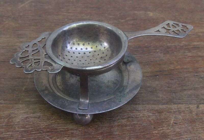 A VERY STYLISH GOOD QUALITY  VINTAGE E.P.N.S TEA STRAINER....MID 1900`S ...AWESOME !!
