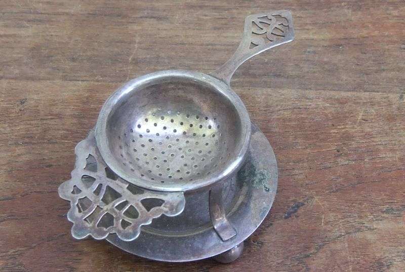 A VERY STYLISH GOOD QUALITY  VINTAGE E.P.N.S TEA STRAINER....MID 1900`S ...AWESOME !!
