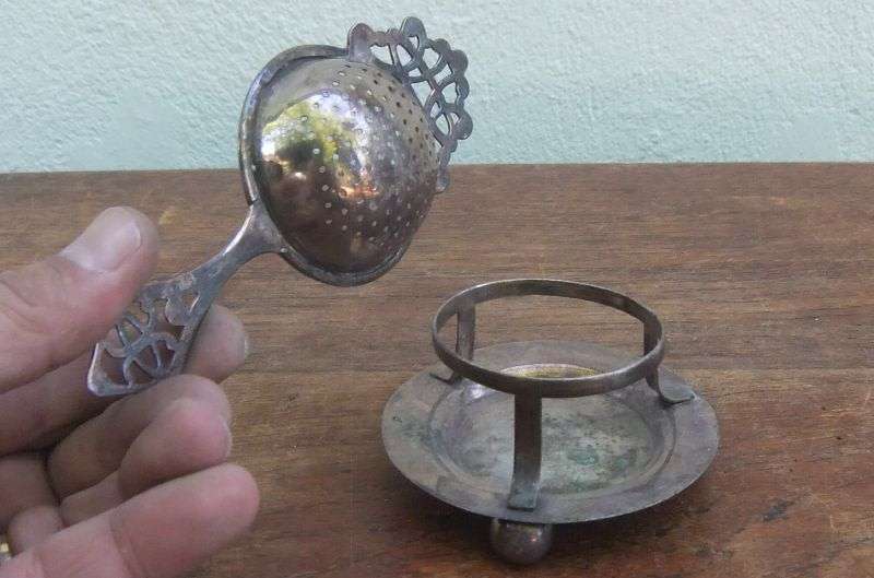 A VERY STYLISH GOOD QUALITY  VINTAGE E.P.N.S TEA STRAINER....MID 1900`S ...AWESOME !!