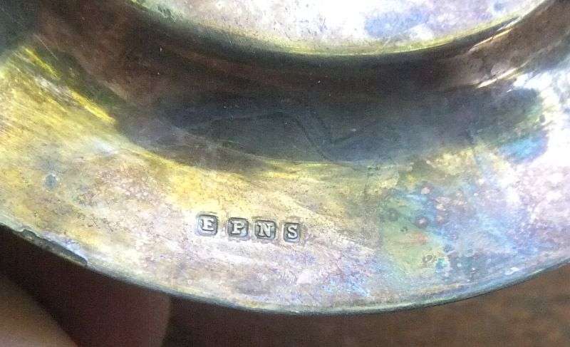 A VERY STYLISH GOOD QUALITY  VINTAGE E.P.N.S TEA STRAINER....MID 1900`S ...AWESOME !!