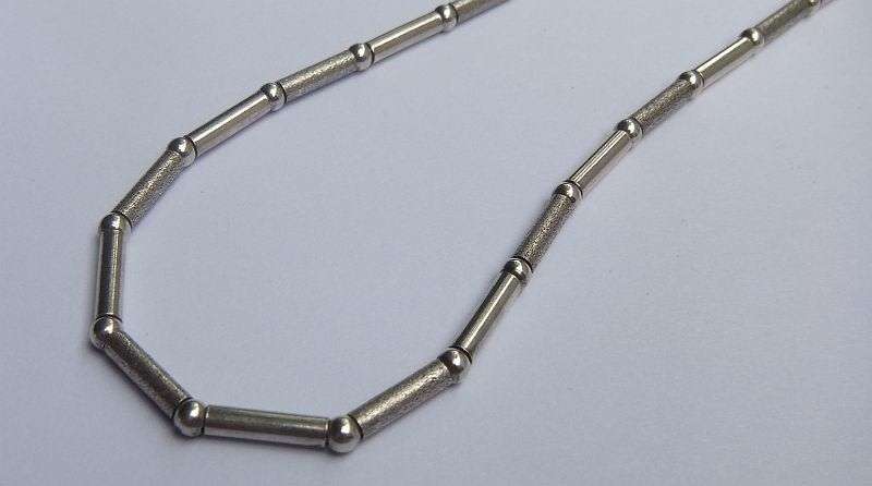 A GORGEOUS SOLID ITALIAN STERLING SILVER NECKLACE ...MUST SEE...SUPERB QUALITY AND CONDITION !!