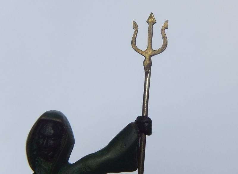 WOW !! A MAGNIFICENT SIGNED SOLID BRONZE STATUE OF A MYSTERIOUS FEMALE FIGURE HOLDING A TRIDENT !!