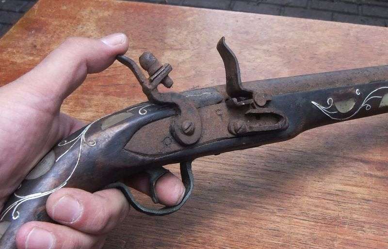 SHIVER ME TIMBERS , WHAT HAVE WE HERE...A STUNNINGLY DETAILED OLD REPLICA OF A PIRATE DUELING PISTOL