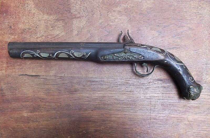 SHIVER ME TIMBERS , WHAT HAVE WE HERE...A STUNNINGLY DETAILED OLD REPLICA OF A PIRATE DUELING PISTOL