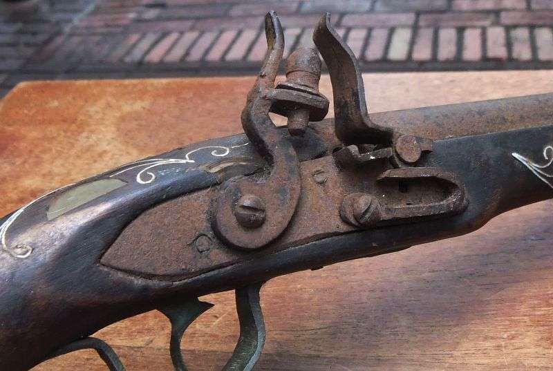SHIVER ME TIMBERS , WHAT HAVE WE HERE...A STUNNINGLY DETAILED OLD REPLICA OF A PIRATE DUELING PISTOL