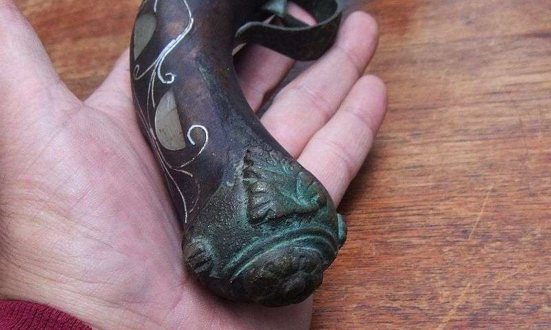 SHIVER ME TIMBERS , WHAT HAVE WE HERE...A STUNNINGLY DETAILED OLD REPLICA OF A PIRATE DUELING PISTOL