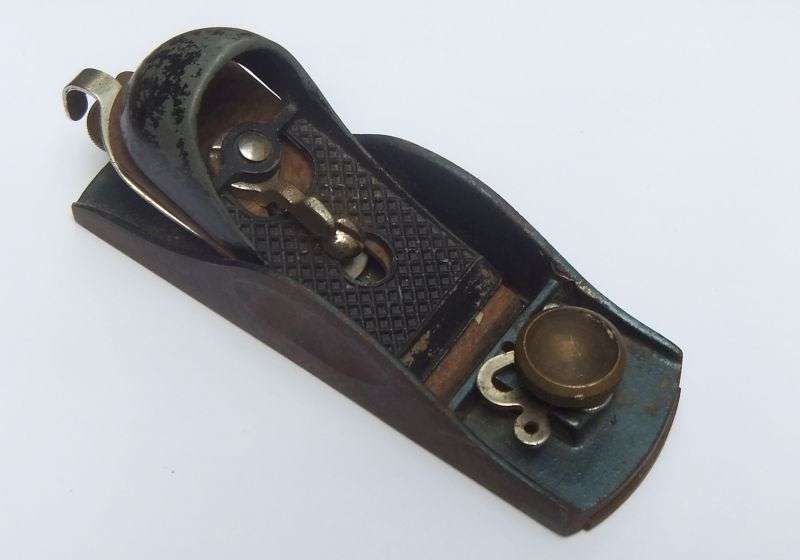 TOO CUTE !! A REALLY TINY VINTAGE WOODWORK PLANE ... GOOD QUALITY !! HAND SIZE !! NEVER SEEN BEFORE
