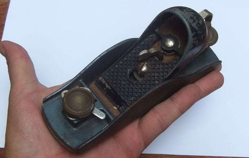 TOO CUTE !! A REALLY TINY VINTAGE WOODWORK PLANE ... GOOD QUALITY !! HAND SIZE !! NEVER SEEN BEFORE