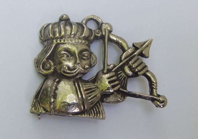SALE !! LOW LOW R50 START - FREE COMBINING - VINTAGE BROOCH - KING WITH BOW & ARROW