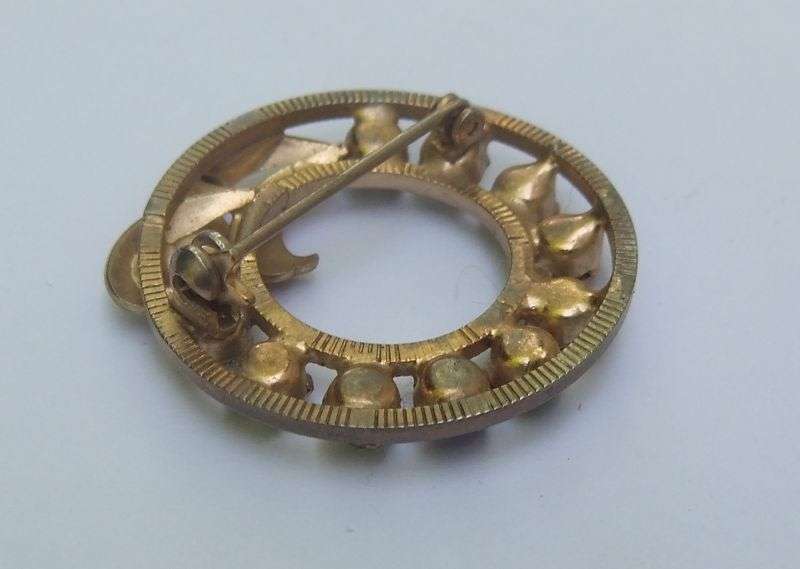 FREE COMBINING - VINTAGE BROOCH - GOLD TONE