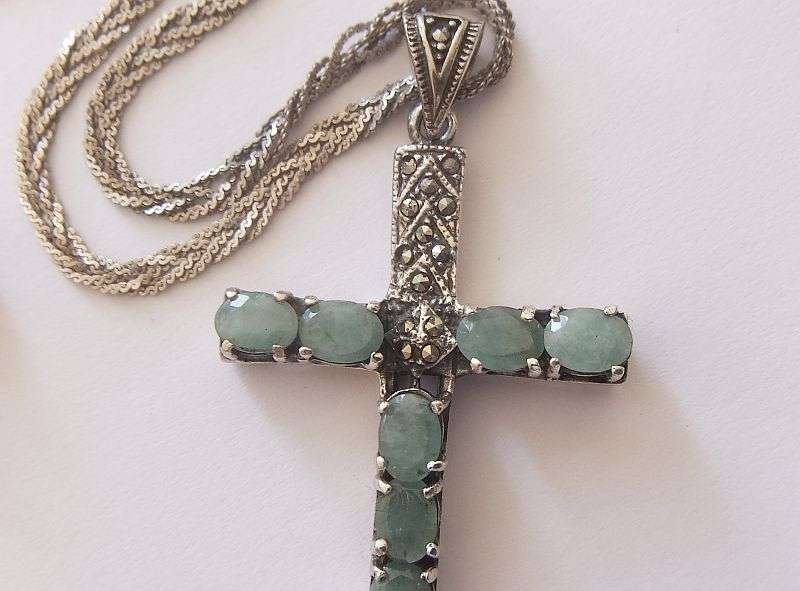 A STYLISH STERLING SILVER NECKLACE WITH A STERLING SILVER CROSS PLUS 3 STERLING SILVER RINGS !! WOW