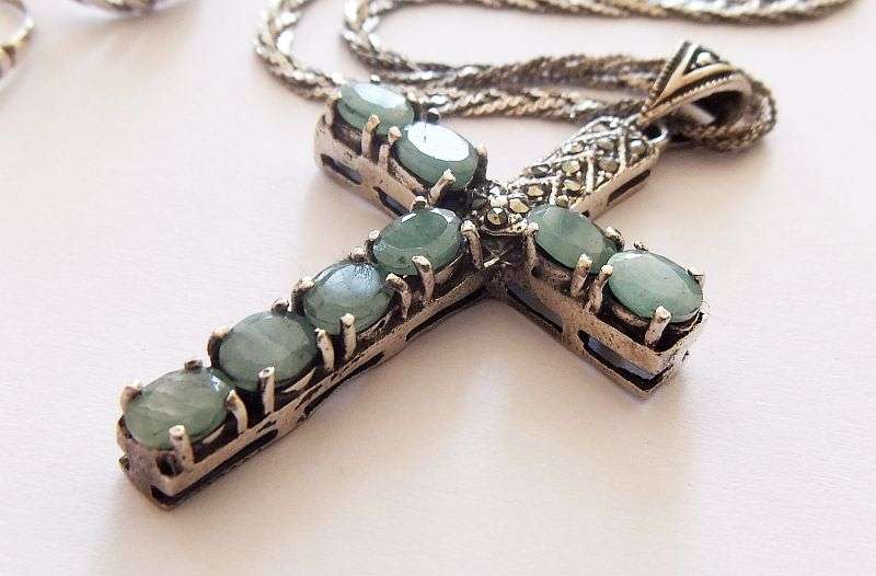 A STYLISH STERLING SILVER NECKLACE WITH A STERLING SILVER CROSS PLUS 3 STERLING SILVER RINGS !! WOW