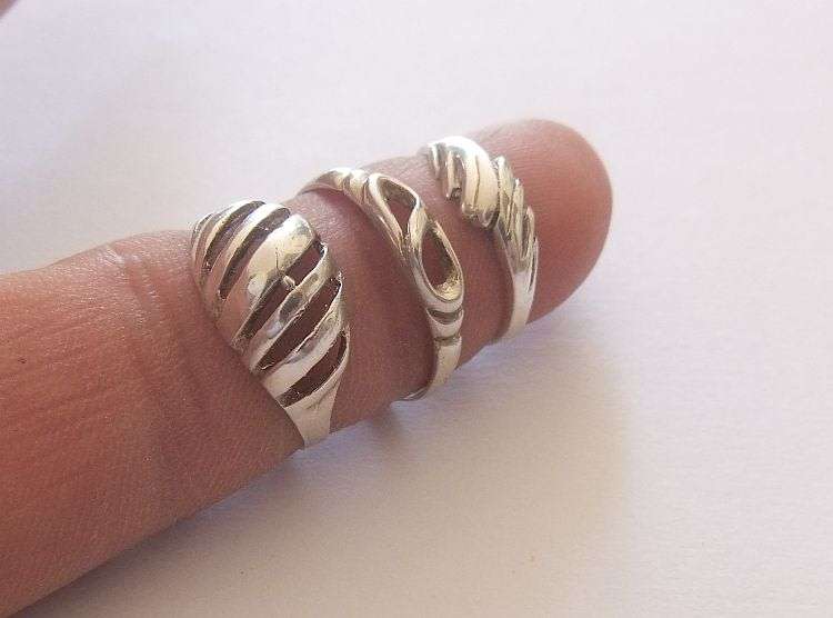 A STYLISH STERLING SILVER NECKLACE WITH A STERLING SILVER CROSS PLUS 3 STERLING SILVER RINGS !! WOW