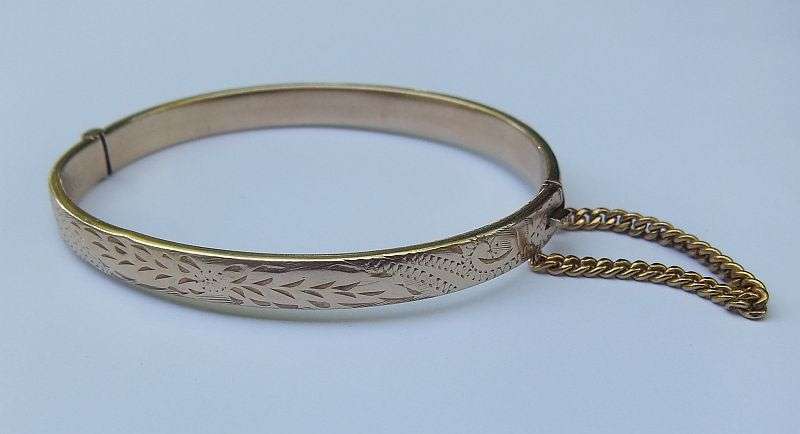 A FABULOUS QUALITY VINTAGE 1/5TH 9CT GOLD AND METAL CORE HINGE BANGLE WITH SAFETY CHAIN !! SWEET !!