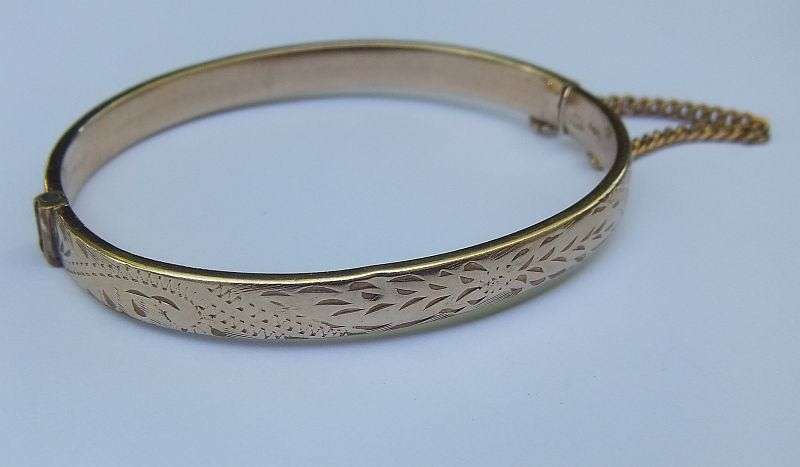 A FABULOUS QUALITY VINTAGE 1/5TH 9CT GOLD AND METAL CORE HINGE BANGLE WITH SAFETY CHAIN !! SWEET !!