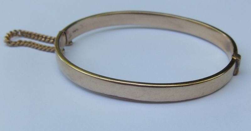 A FABULOUS QUALITY VINTAGE 1/5TH 9CT GOLD AND METAL CORE HINGE BANGLE WITH SAFETY CHAIN !! SWEET !!