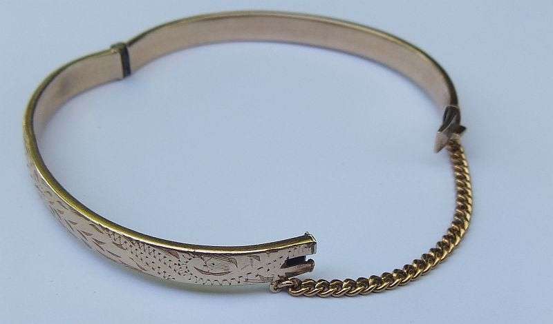 A FABULOUS QUALITY VINTAGE 1/5TH 9CT GOLD AND METAL CORE HINGE BANGLE WITH SAFETY CHAIN !! SWEET !!
