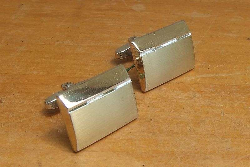 A HIGH CLASS VINTAGE GOLD PLATED PAIR OF SOLID SILVER DESIGNER CUFFLINKS IN BOX !! WOW !!