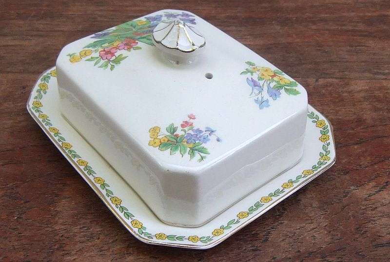 A VERY CHARMING ART DECO PERIOD BUTTER / CHEESE DISH BY JOHN MADDOCK & SONS OF ENGLAND ...GREAT !!