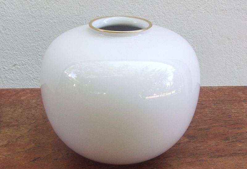A VINTAGE PORCELAIN VASE BY HUTSCHENREUTHER GERMANY