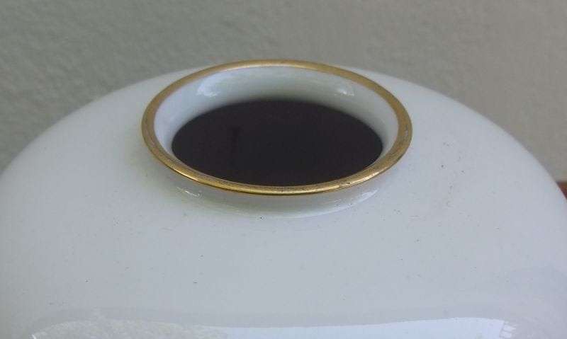 A VINTAGE PORCELAIN VASE BY HUTSCHENREUTHER GERMANY