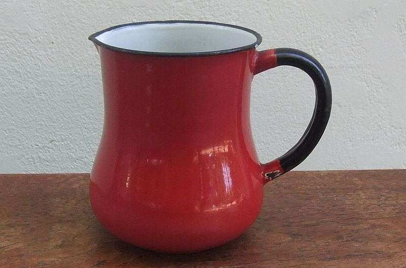 AN EYE CATCHING RARE VINTAGE RED ENAMEL WATER JUG
