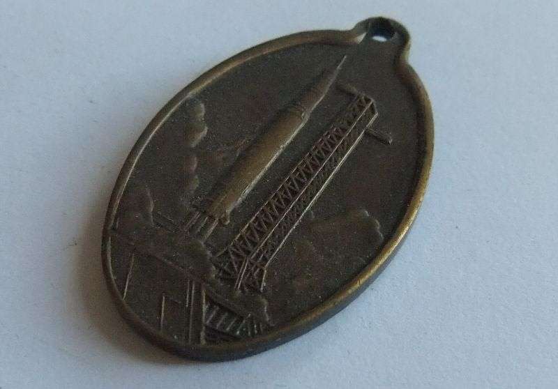 A VINTAGE SPACE EXPLORATION KEY RING DANGLE - FROM USA - RARE IN SA