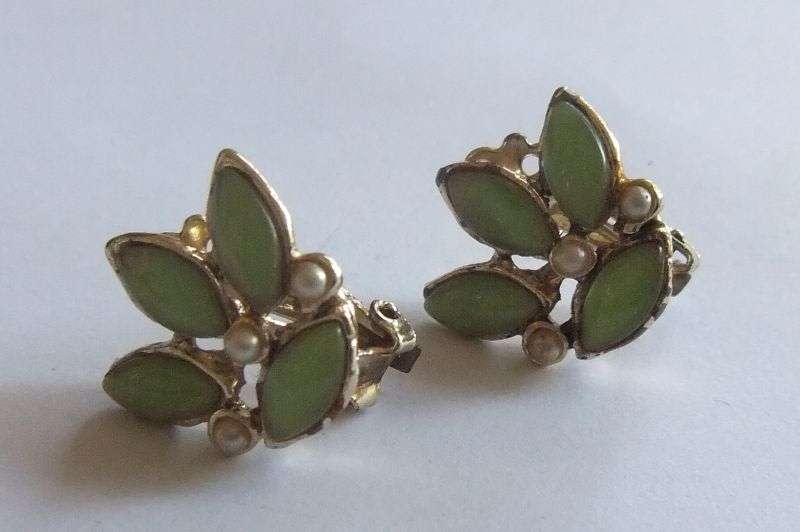 VINTAGE CLIP ON EARRINGS WITH FAUX PEARLS