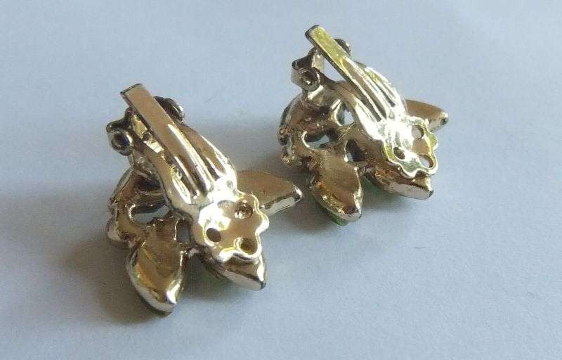 VINTAGE CLIP ON EARRINGS WITH FAUX PEARLS