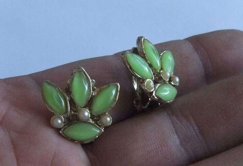 VINTAGE CLIP ON EARRINGS WITH FAUX PEARLS