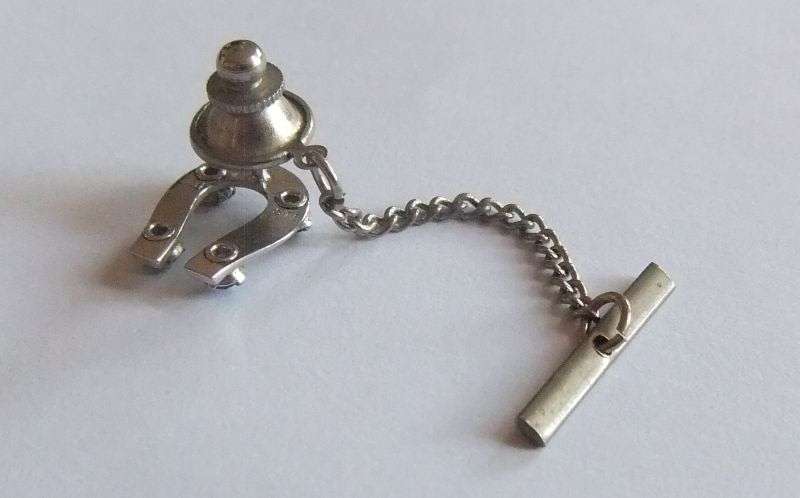 A VINTAGE TIE PIN - HORSESHOE