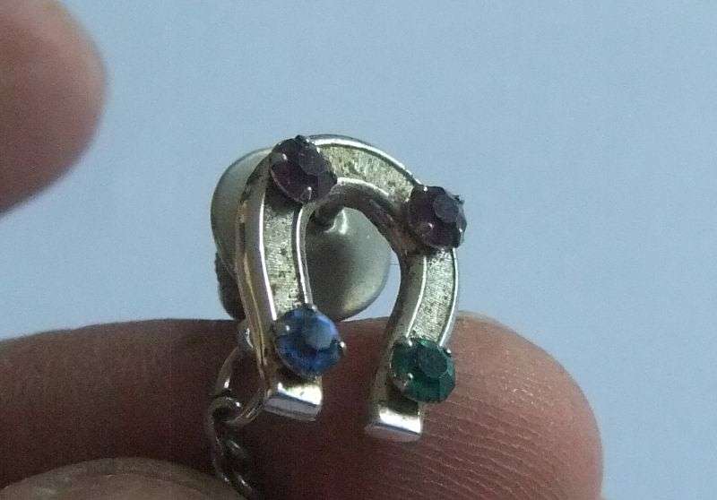 A VINTAGE TIE PIN - HORSESHOE