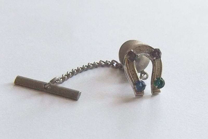 A VINTAGE TIE PIN - HORSESHOE