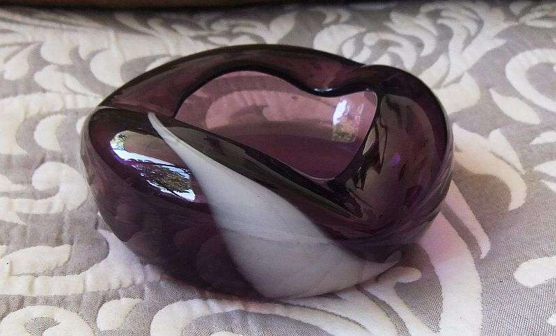 A BEAUTIFUL VINTAGE PURPLE AND WHITE VENETIAN GLASS ASHTRAY
