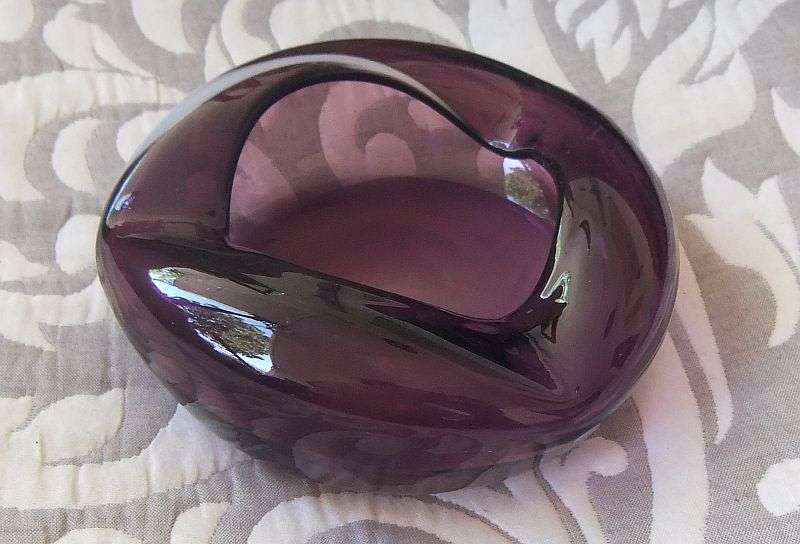 A BEAUTIFUL VINTAGE PURPLE AND WHITE VENETIAN GLASS ASHTRAY