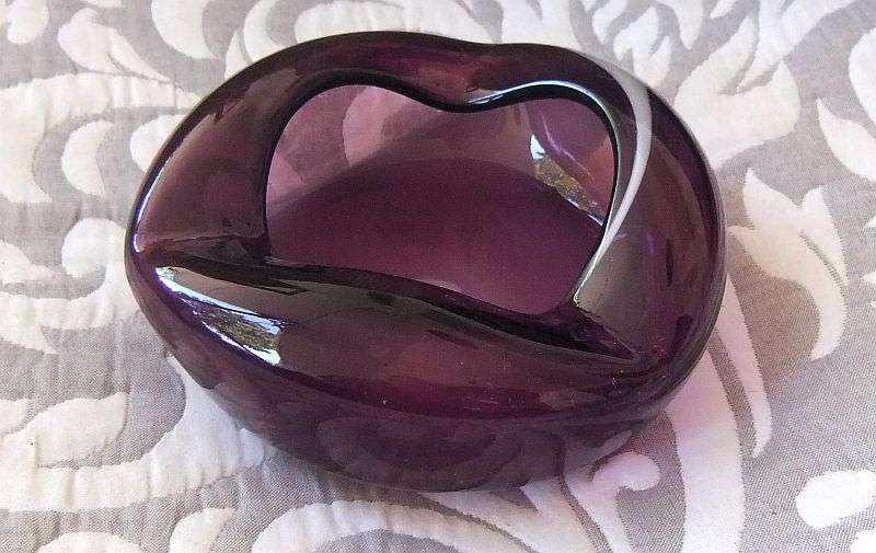 A BEAUTIFUL VINTAGE PURPLE AND WHITE VENETIAN GLASS ASHTRAY