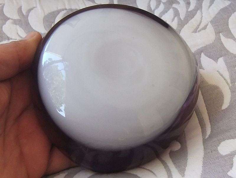 A BEAUTIFUL VINTAGE PURPLE AND WHITE VENETIAN GLASS ASHTRAY