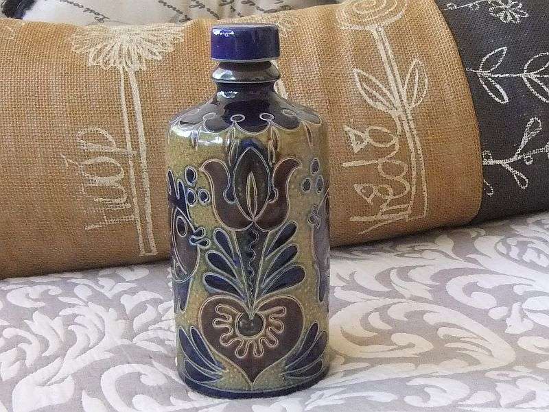 A BEAUTIFULLY DECORATED HAND MADE VINTAGE POTTERY DECANTER SIGNED BY THE MAKER ...IMPRESSIVE !!