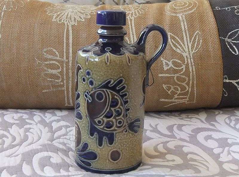 A BEAUTIFULLY DECORATED HAND MADE VINTAGE POTTERY DECANTER SIGNED BY THE MAKER ...IMPRESSIVE !!
