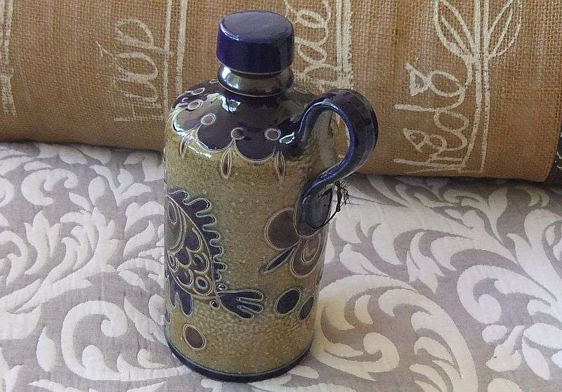 A BEAUTIFULLY DECORATED HAND MADE VINTAGE POTTERY DECANTER SIGNED BY THE MAKER ...IMPRESSIVE !!