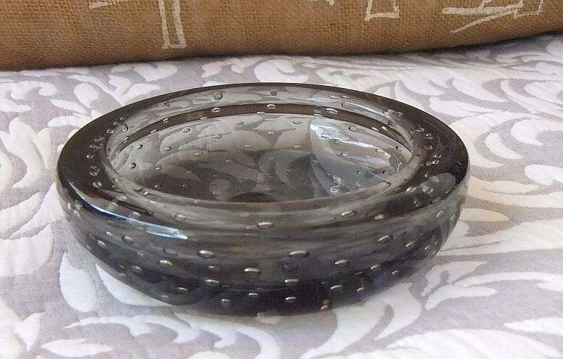 A HEAVY VINTAGE MURANO ASHTRAY WITH CONTROLLED BUBBLES