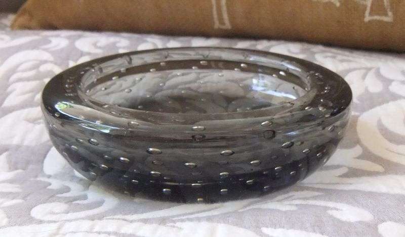 A HEAVY VINTAGE MURANO ASHTRAY WITH CONTROLLED BUBBLES