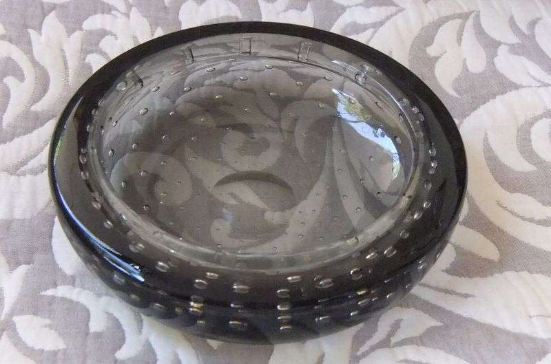 A HEAVY VINTAGE MURANO ASHTRAY WITH CONTROLLED BUBBLES