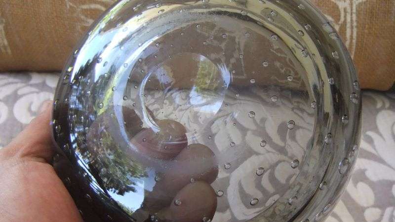 A HEAVY VINTAGE MURANO ASHTRAY WITH CONTROLLED BUBBLES