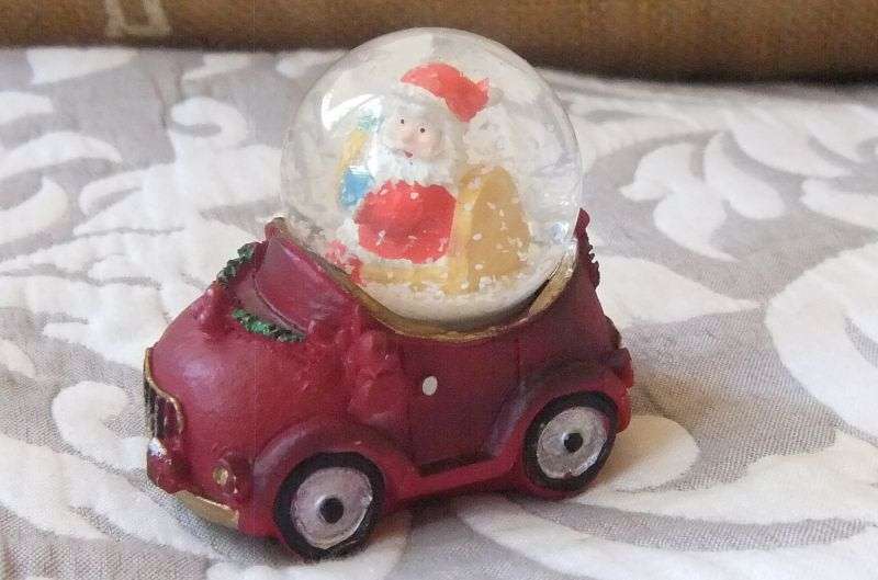 A SNOW GLOBE WITH SANTA FEATURE