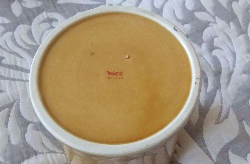 A FABULOUS VINTAGE HORSE THEME PUB JUG BY WADE OF ENGLAND ...MUST SEE DETAIL !!