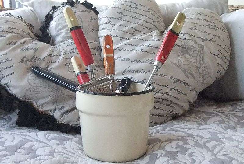 GREAT DEAL !! A VINTAGE ENAMEL POT PLUS VINTAGE UTENSILS - YOU ARE BIDDING FOR THE LOT !!