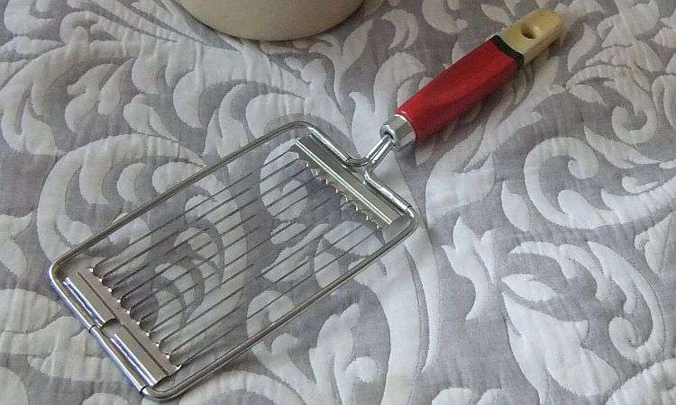 GREAT DEAL !! A VINTAGE ENAMEL POT PLUS VINTAGE UTENSILS - YOU ARE BIDDING FOR THE LOT !!