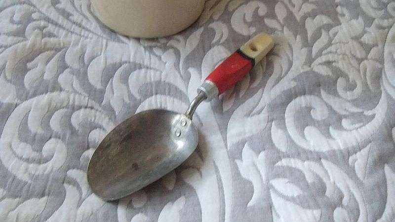 GREAT DEAL !! A VINTAGE ENAMEL POT PLUS VINTAGE UTENSILS - YOU ARE BIDDING FOR THE LOT !!