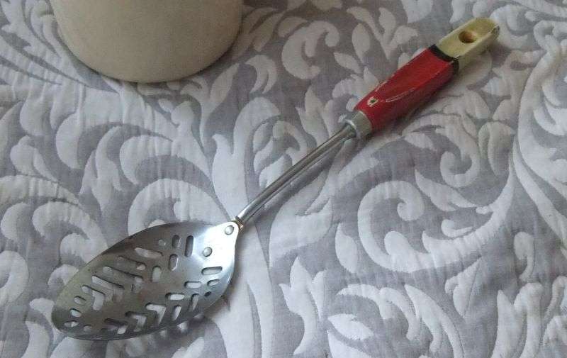 GREAT DEAL !! A VINTAGE ENAMEL POT PLUS VINTAGE UTENSILS - YOU ARE BIDDING FOR THE LOT !!